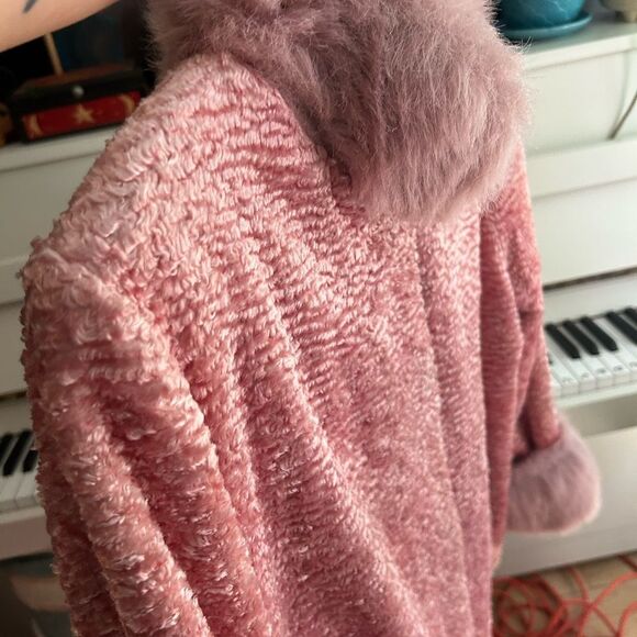 Vintage 90s Novelti Pink Faux Fur Jacket with Fluffy Collar and Cuffs 9/10 - Picture 10 of 16